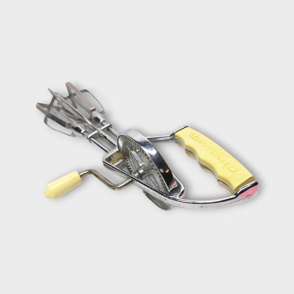 Vintage Maynard Yellow Hand Mixer Hand Beaters - Picture 3 of 5